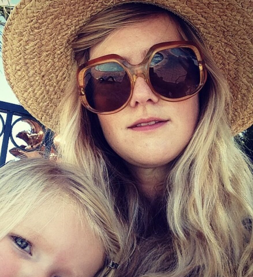 Blonde woman with straw hat and oversized sunglasses